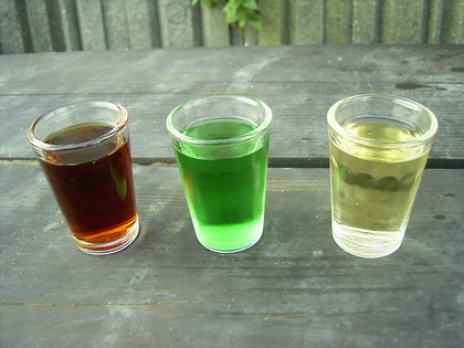 Tři barvy: fernet - zelená - borovička