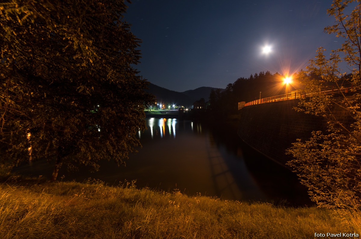 Noční přehrada Bystřička